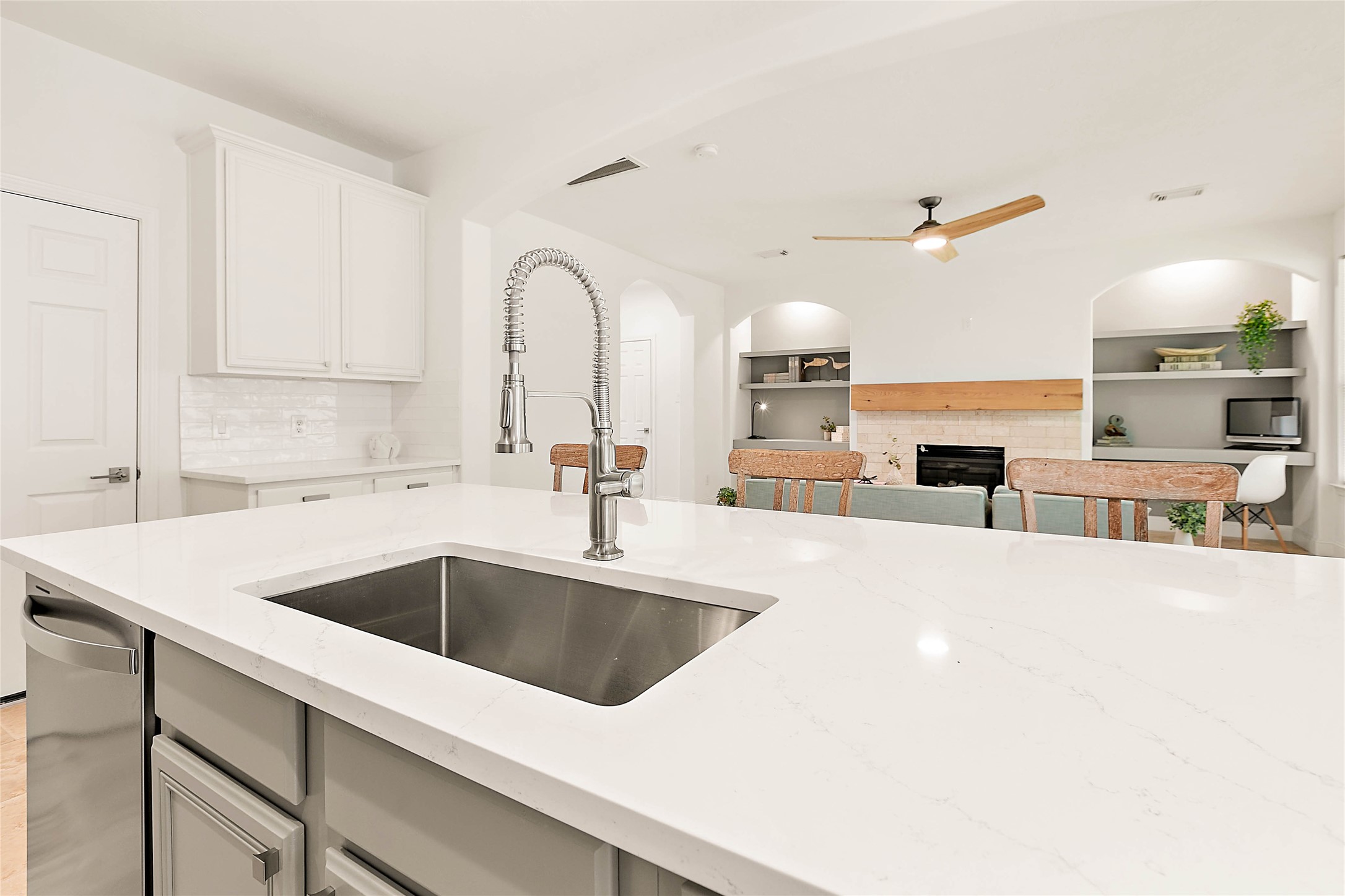 127 Ledgestone Place The Woodlands, TX 77382 - Photo 12 of 34