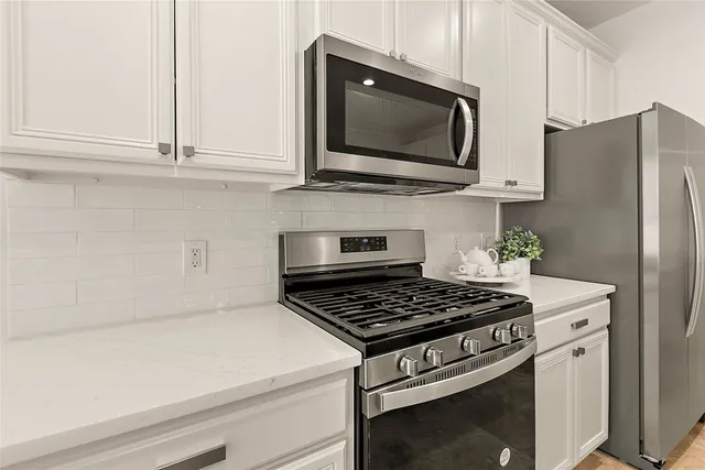 $2,500 | 127 Ledgestone Place, The Woodlands, TX 77382