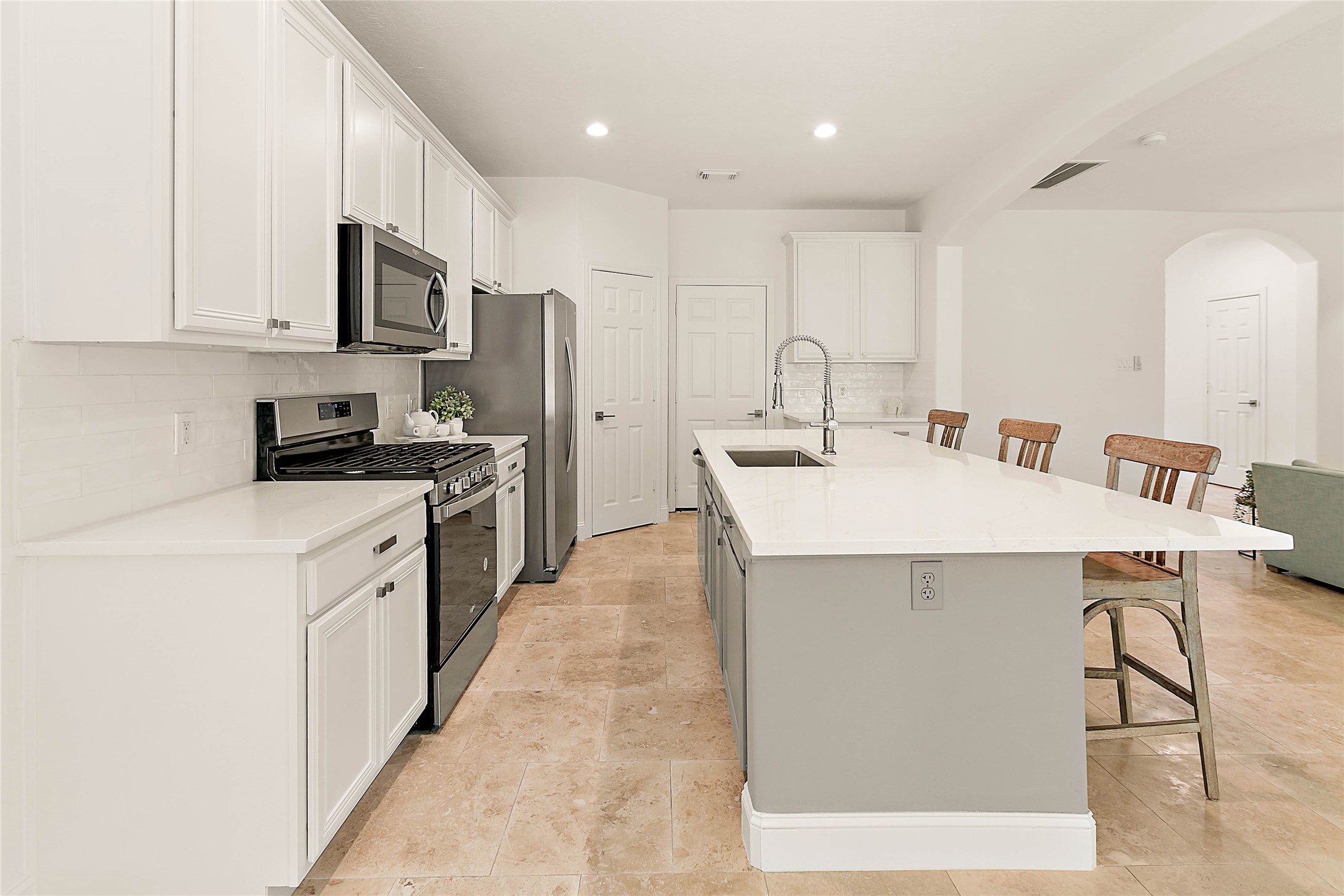 127 Ledgestone Place The Woodlands, TX 77382 - Photo 15 of 34