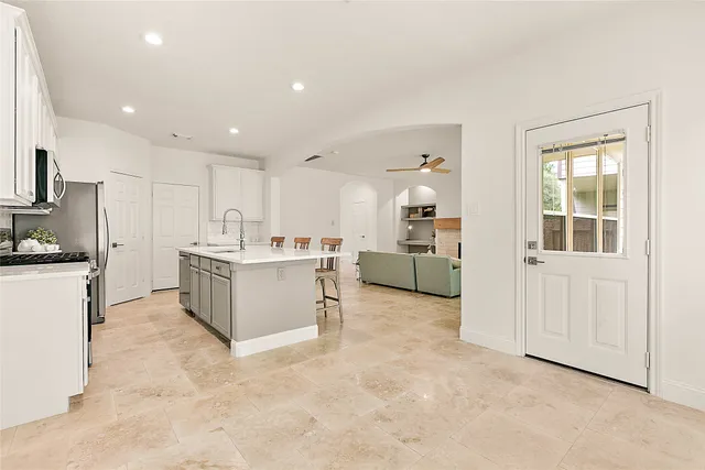 $2,500 | 127 Ledgestone Place, The Woodlands, TX 77382