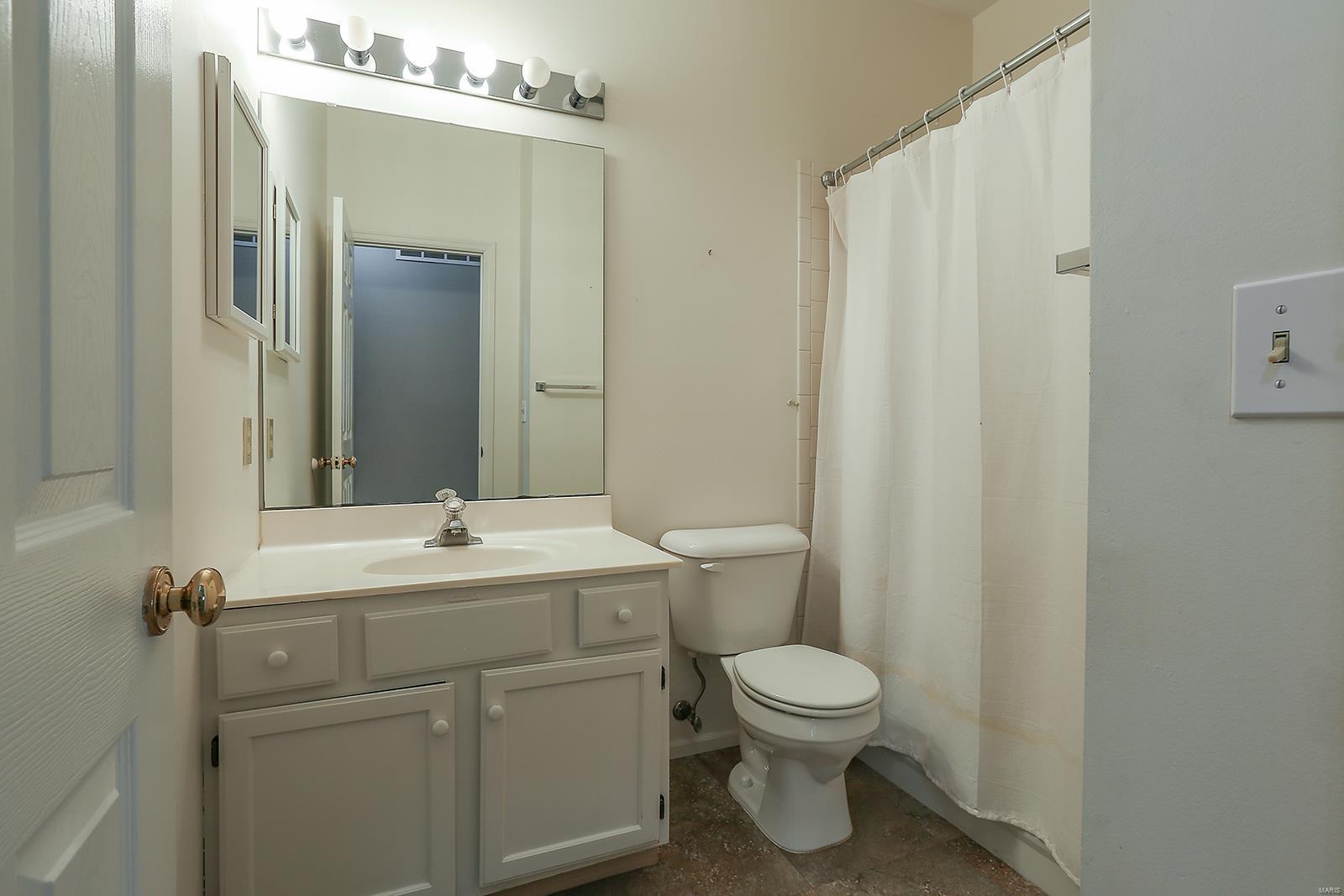 1073 North Spoede Road Creve Coeur, MO 63146 - Photo 16 of 19 Gallery Image 16