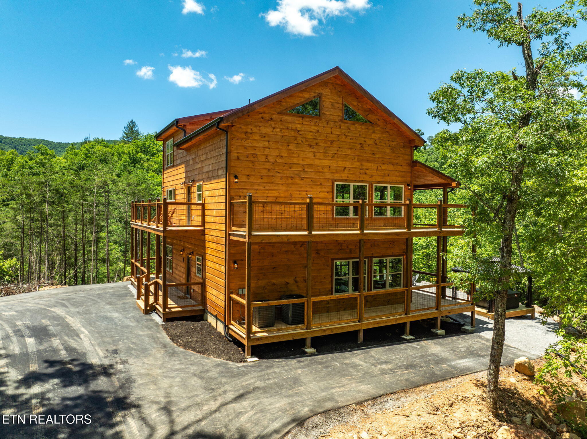 623 Dutch Way Pigeon Forge, TN 37862 - Photo 3 of 54 84-web-or-mls-IMG_2528