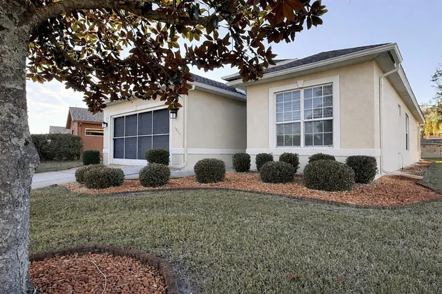 a view of outdoor space yard and porch