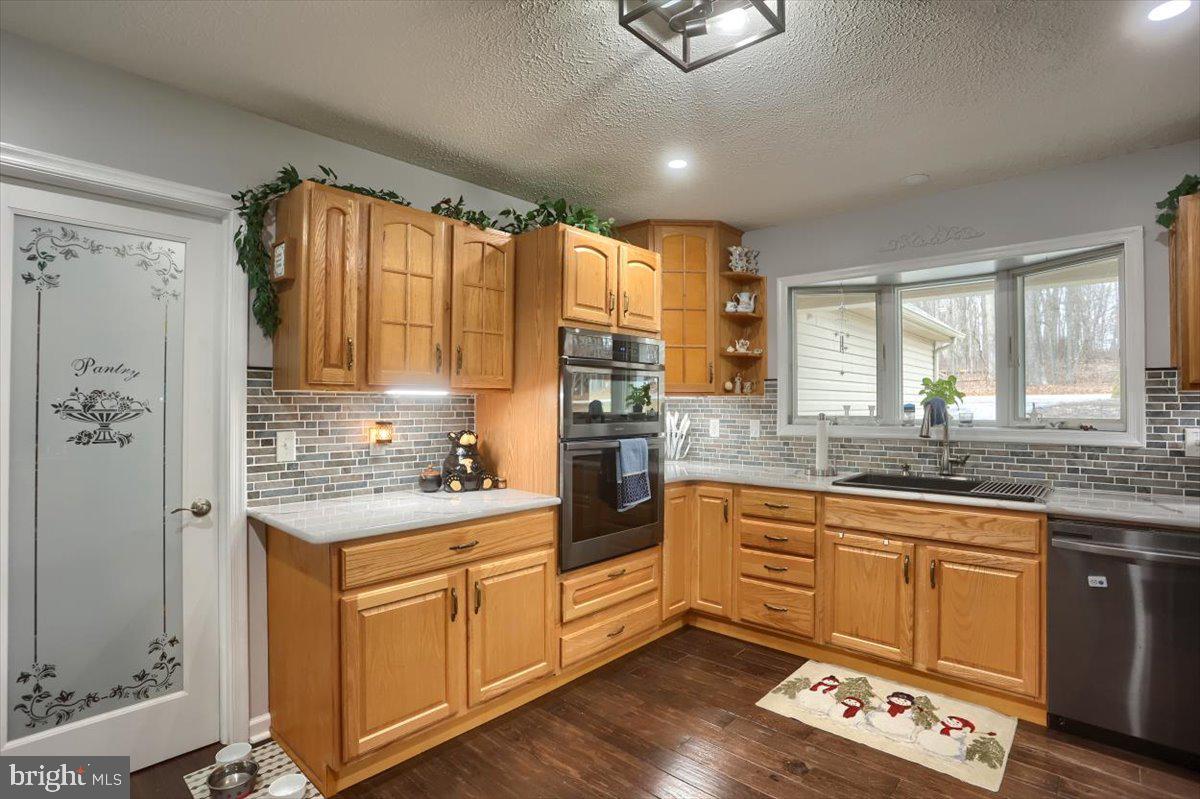 7666 Hickory Road Stewartstown, PA 17363 - Photo 11 of 57 New double oven