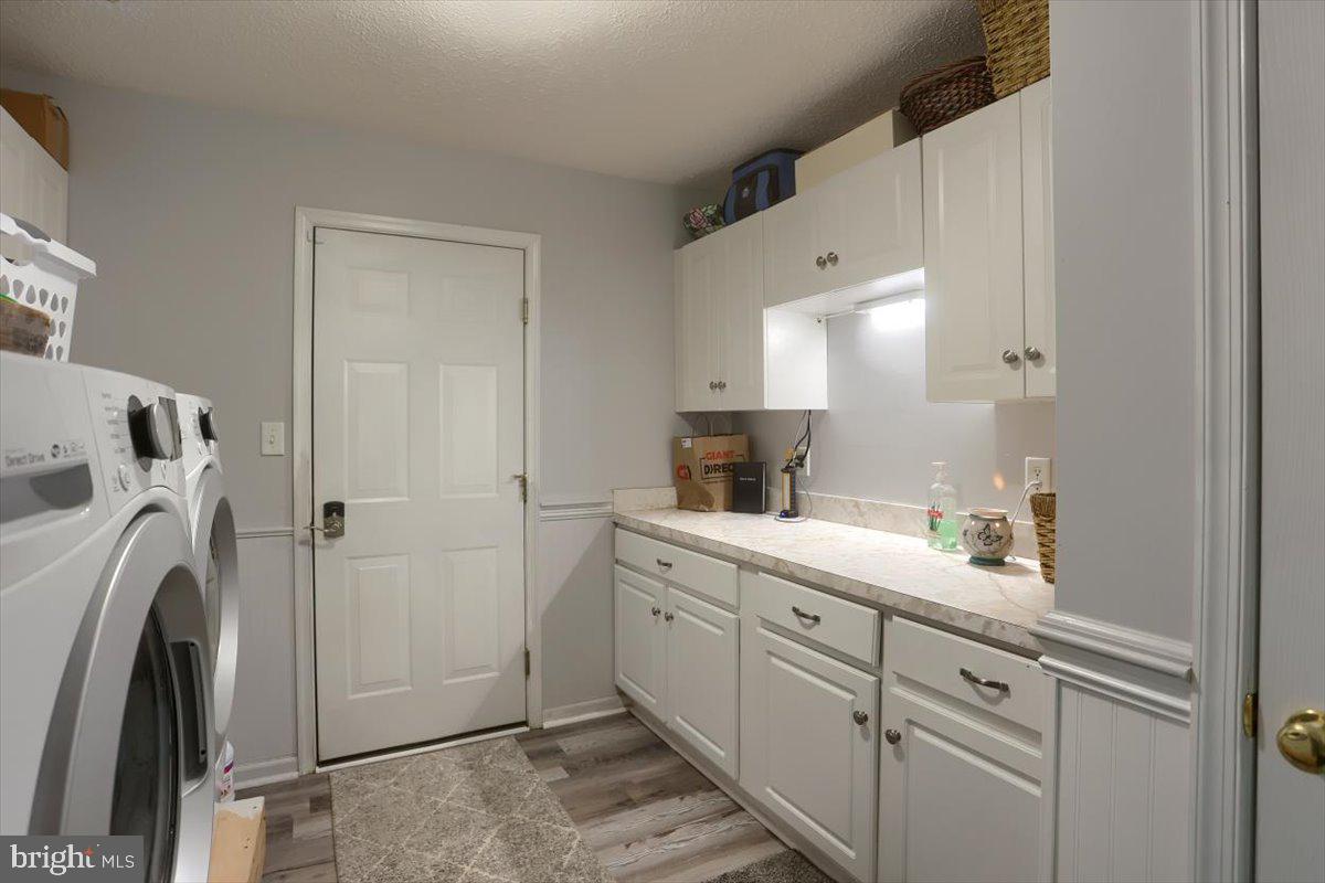 7666 Hickory Road Stewartstown, PA 17363 - Photo 24 of 57 Laundry/ mudroom