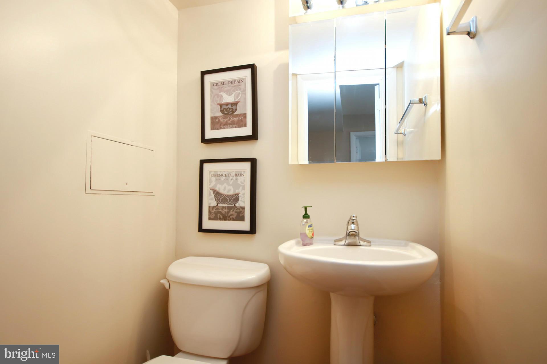 2120 Military Road Arlington, VA 22207 - Photo 27 of 30 Bath