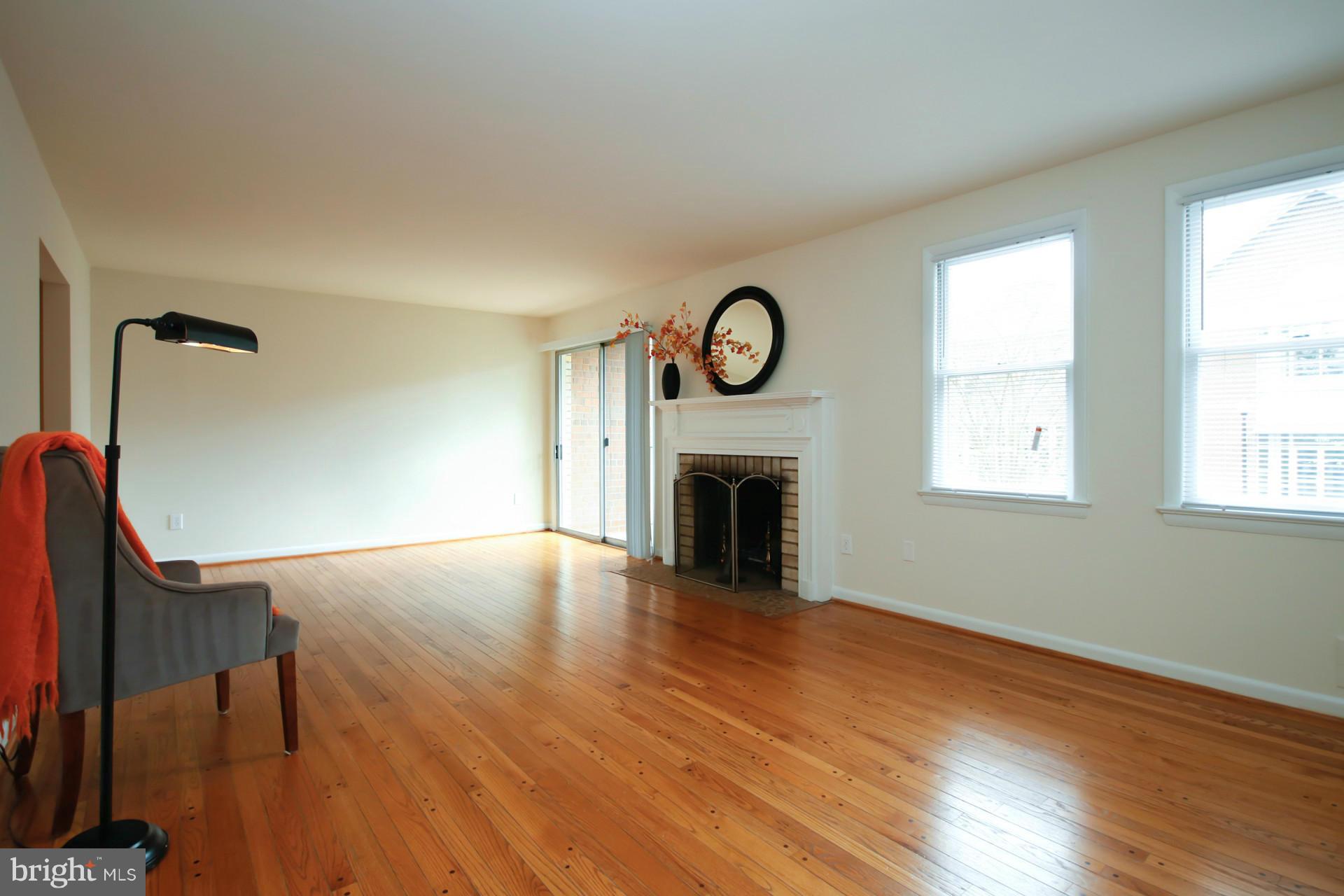 2120 Military Road Arlington, VA 22207 - Photo 6 of 30 Living Room