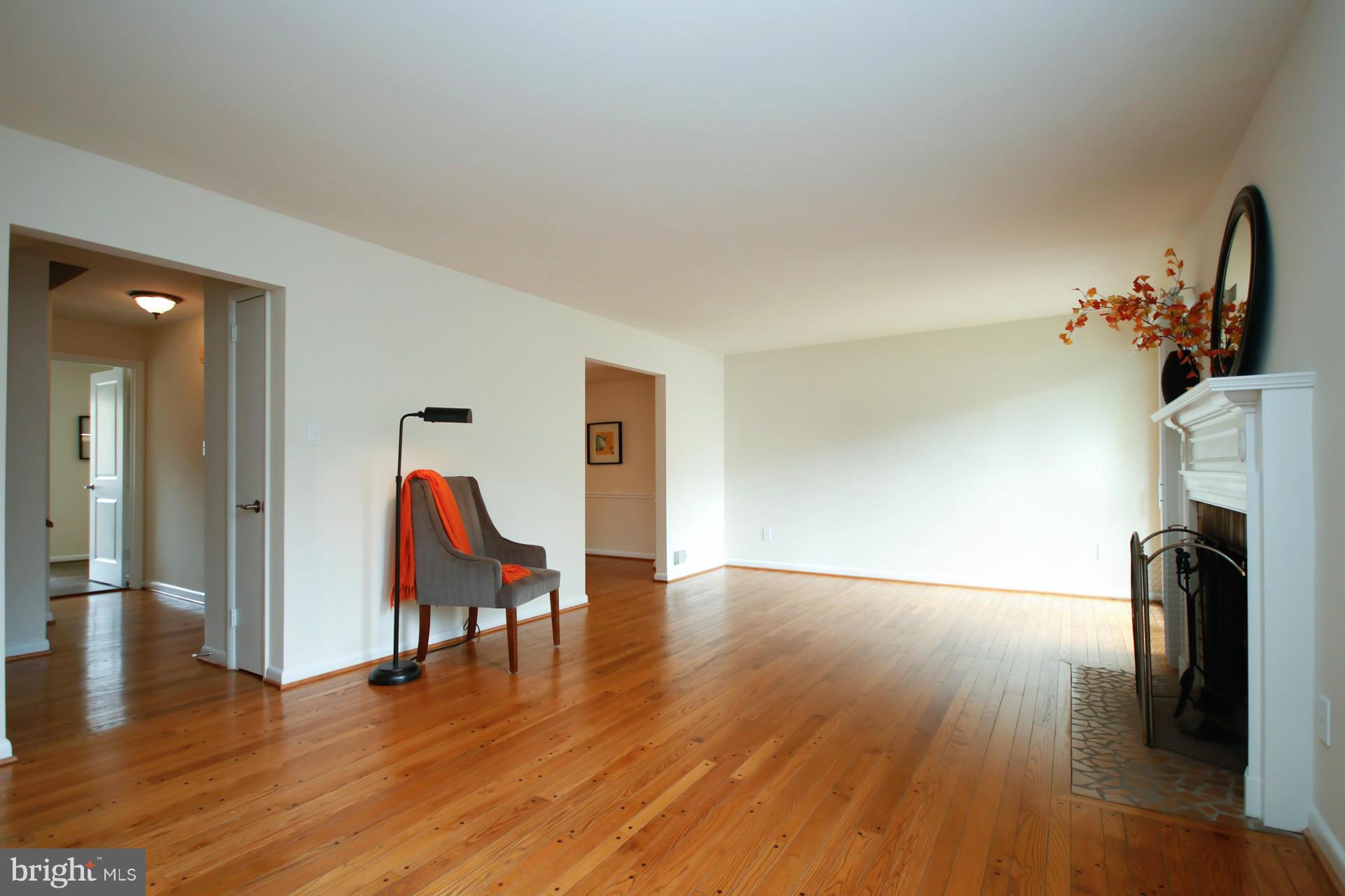 2120 Military Road Arlington, VA 22207 - Photo 7 of 30 Living Room