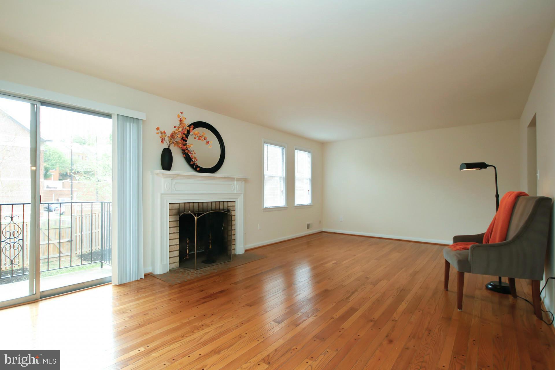 2120 Military Road Arlington, VA 22207 - Photo 8 of 30 Living Room