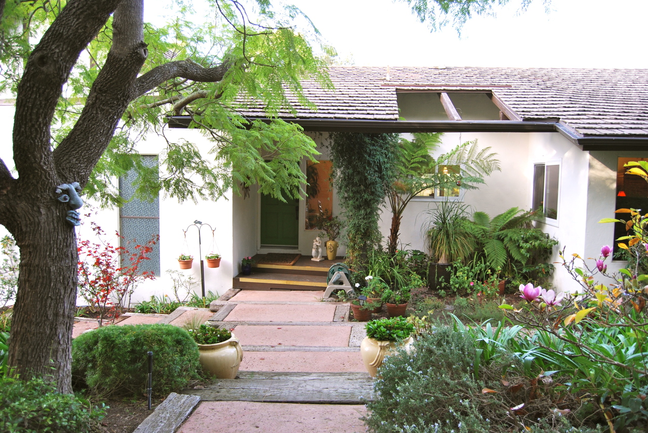 56 Conejo Road Santa Barbara, CA 93103 - Photo 5 of 8 a front view of a house with a yard