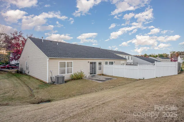 a view of house with a yard