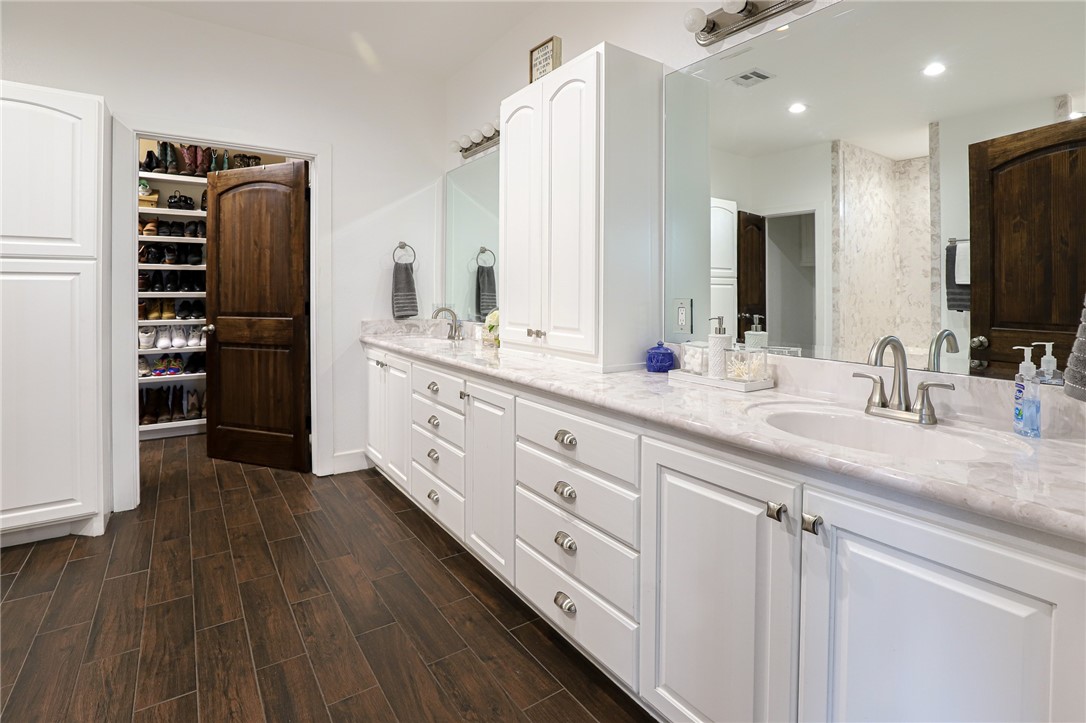 291 Lcr 644 Thornton, TX 76687 - Photo 16 of 51 a bathroom with a double vanity sink and a mirror