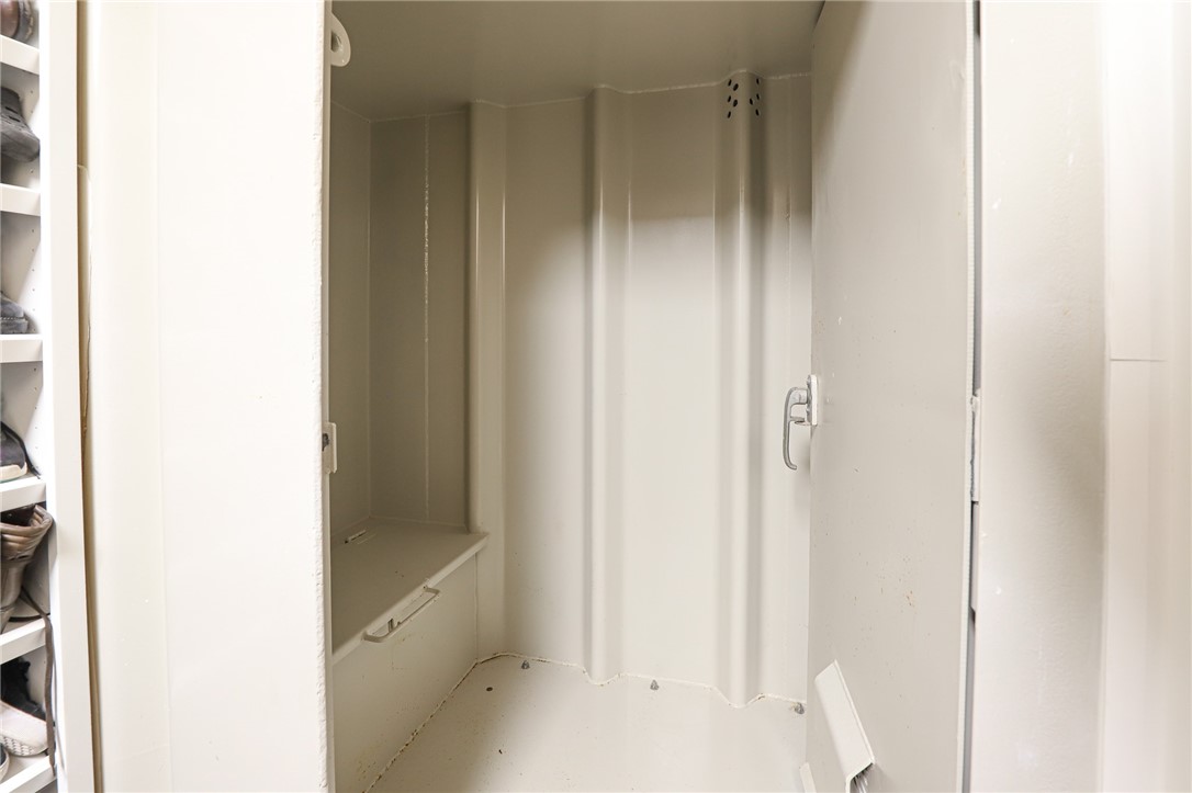 291 Lcr 644 Thornton, TX 76687 - Photo 19 of 51 a bathroom with a tub and shower