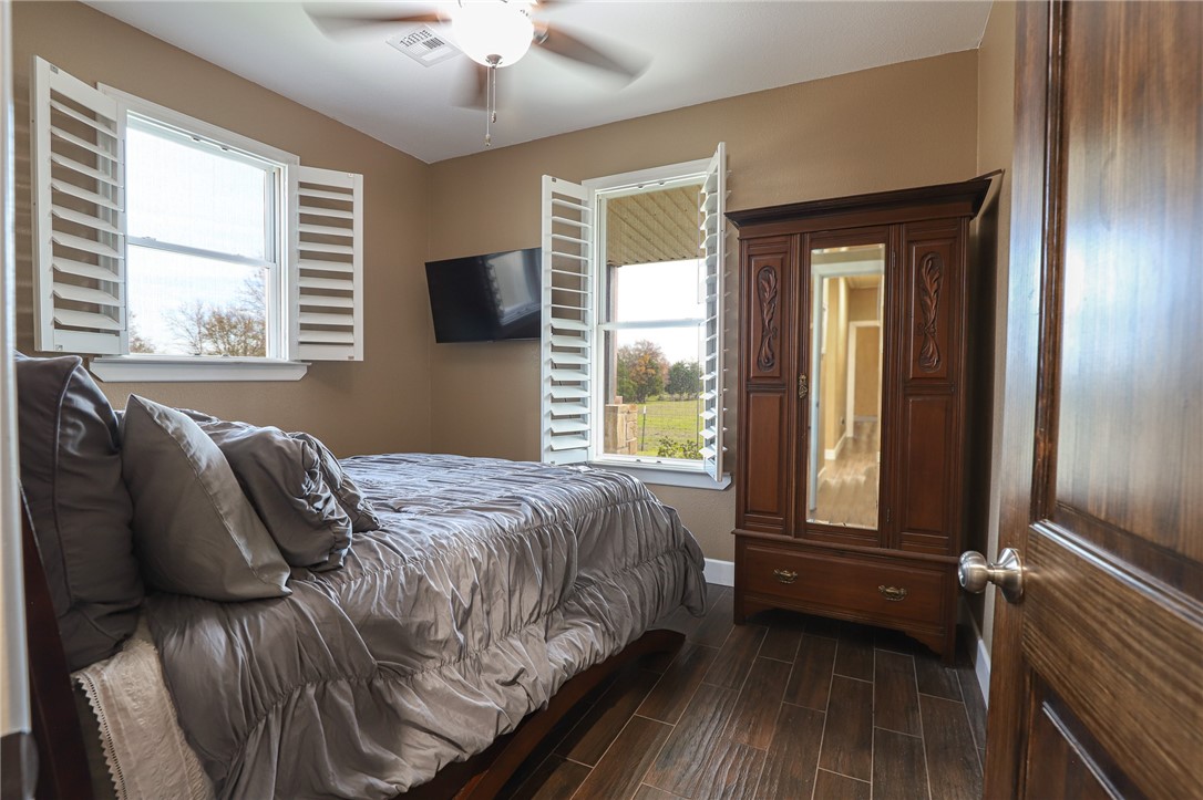 291 Lcr 644 Thornton, TX 76687 - Photo 20 of 51 a bedroom with a bed and a large window