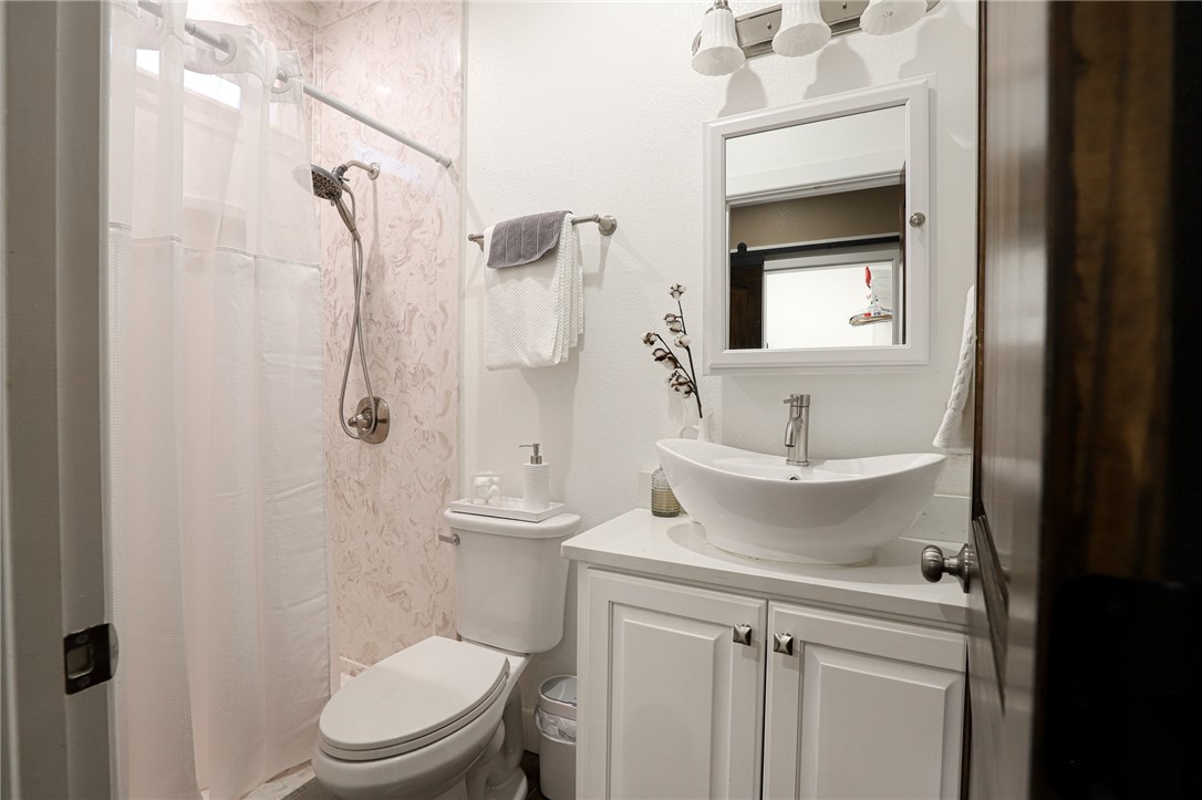 291 Lcr 644 Thornton, TX 76687 - Photo 23 of 51 a bathroom with a toilet sink and shower