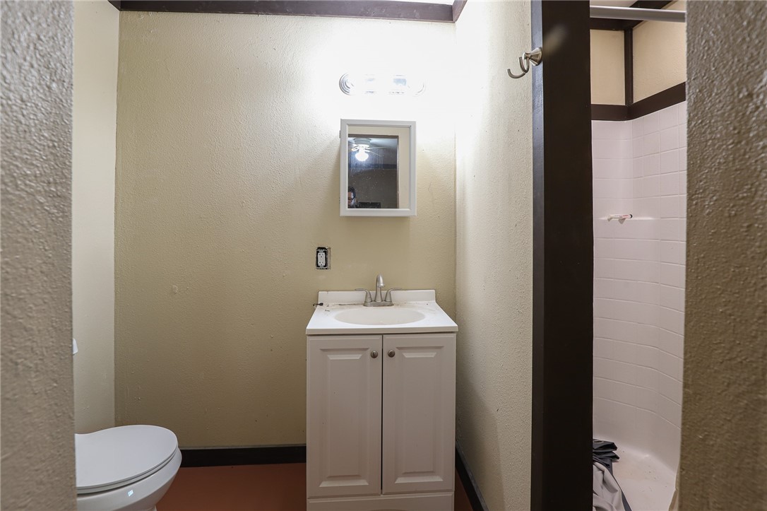291 Lcr 644 Thornton, TX 76687 - Photo 39 of 51 a bathroom with a sink a toilet and shower