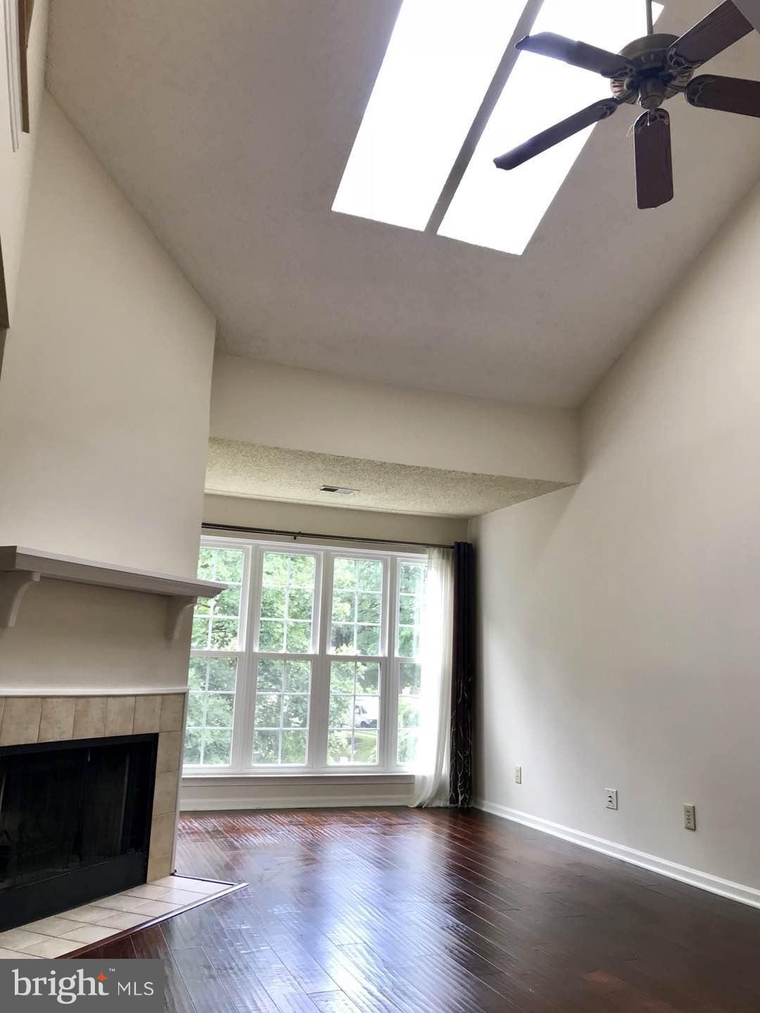 3807 Green Ridge Court, Unit 301 Fairfax, VA 22033 - Photo 8 of 30 Living Room