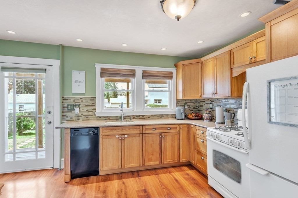 1640 Carew Street Springfield, MA 01104 - Photo 4 of 36 Gallery Image 4