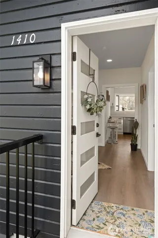 a view of a livingroom with furniture and a ceiling fan