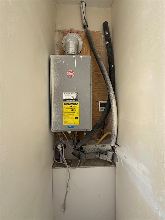 1609 Running River Road Garland, TX 75044 - Photo 22 of 37 a utility room with dryer and washer