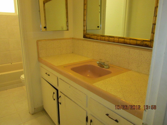 3383 Marmac Road Anderson, CA 96007 - Photo 3 of 6 hallbath