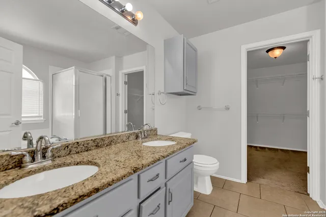 a view of a livingroom with a ceiling fan & entryway