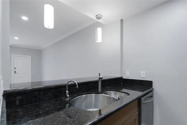 $289,000 | 7929 Woodway Drive, Unit 4, Houston, TX 77063