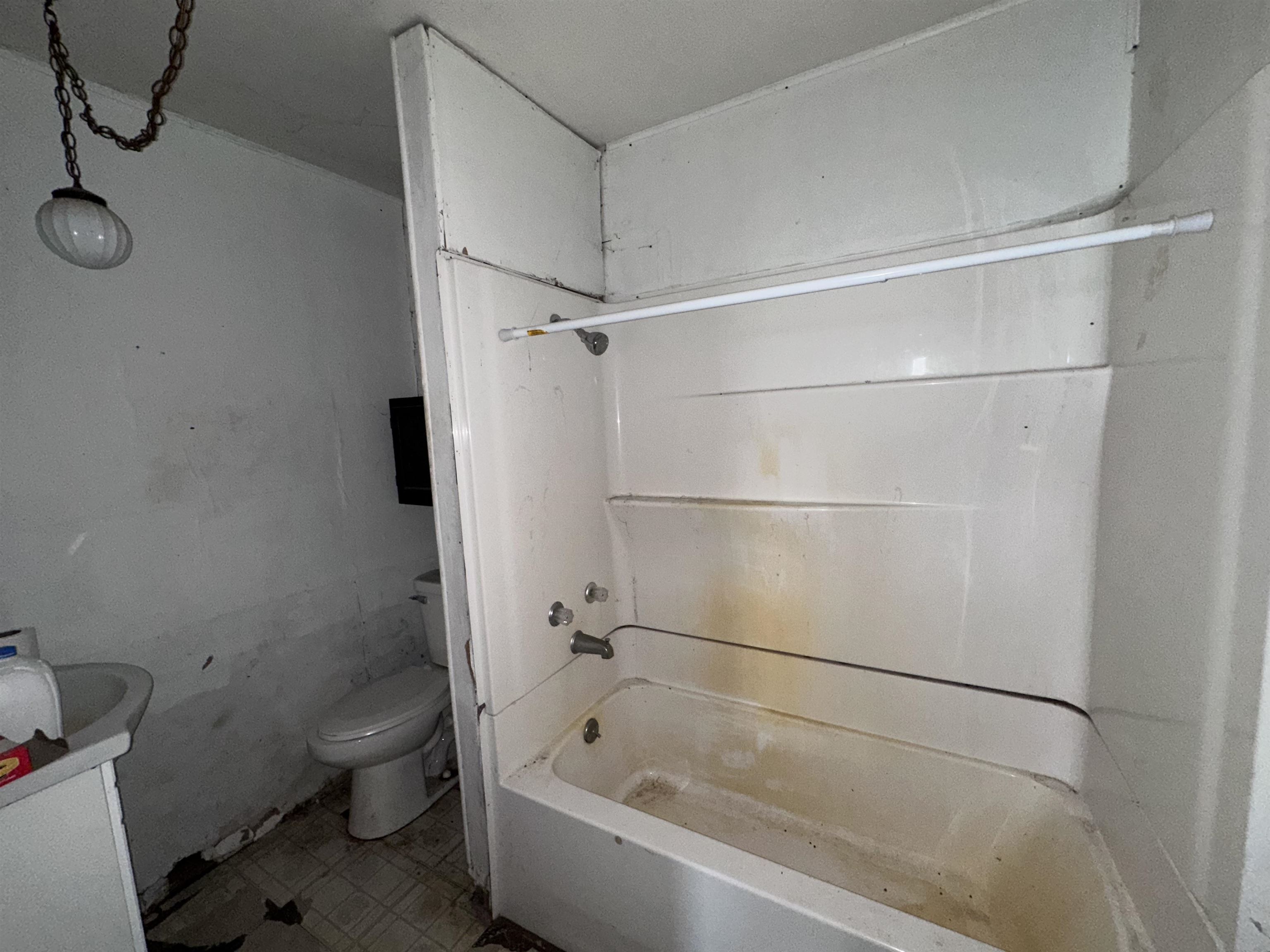 2855 West Florence Road Freeport, IL 61032 - Photo 6 of 13 a bathroom with a bathtub and a toilet