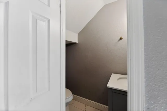 a bathroom with a toilet