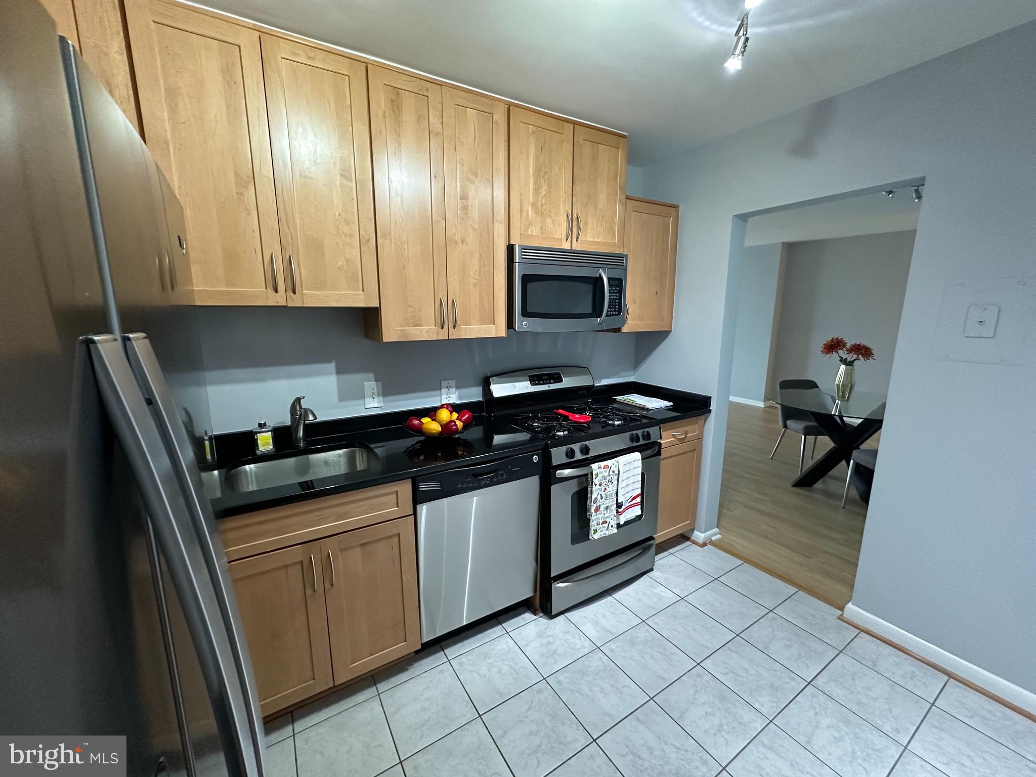 5101 River Road, Unit 1711 Bethesda, MD 20816 - Photo 9 of 34 KITCHEN
