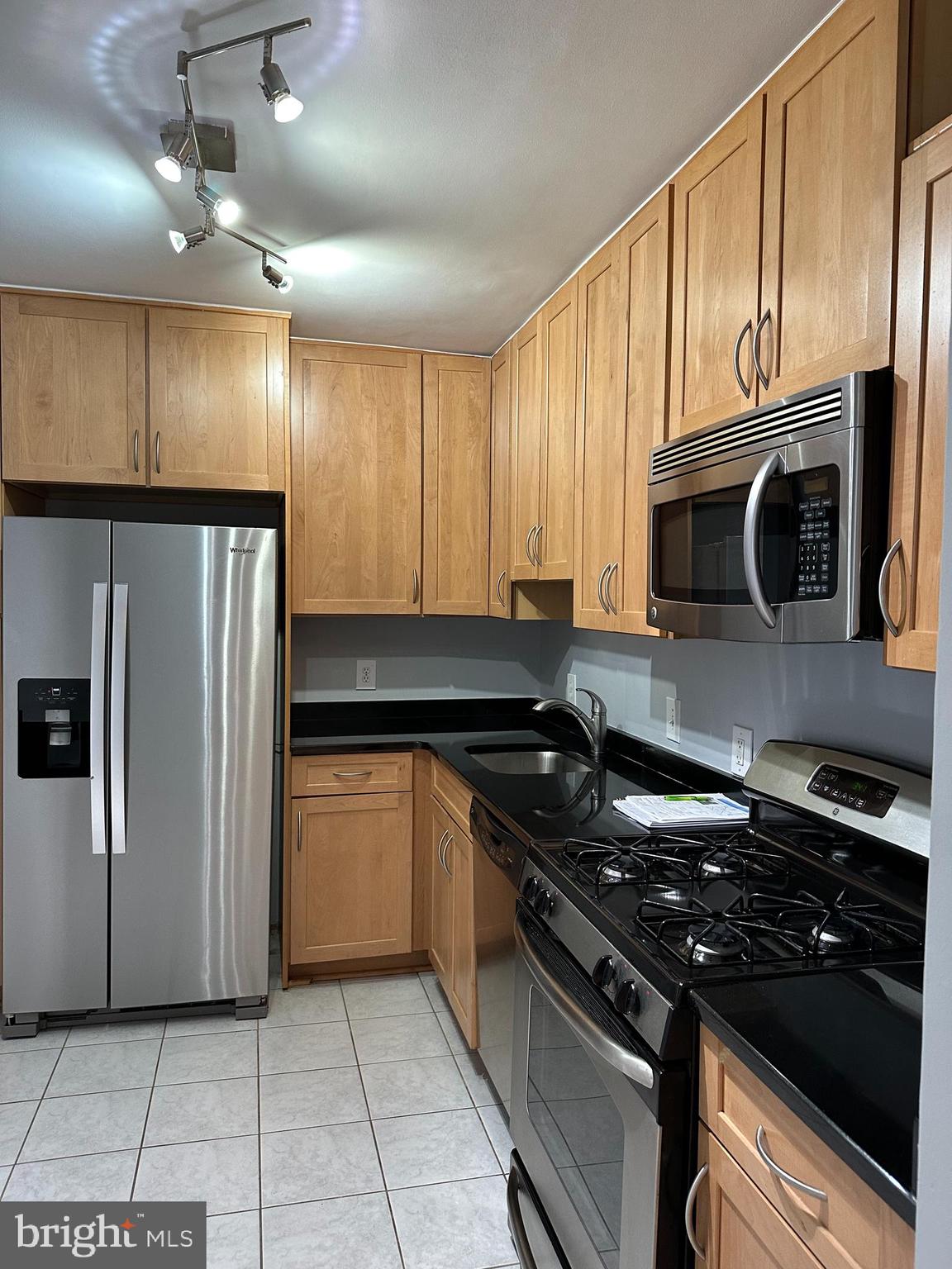 5101 River Road, Unit 1711 Bethesda, MD 20816 - Photo 10 of 34 KITCHEN