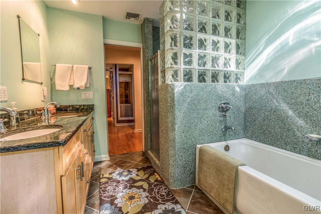 3370 Church Road Bethlehem, PA 18015 - Photo 16 of 38 Full Bath between bedroom 1-2