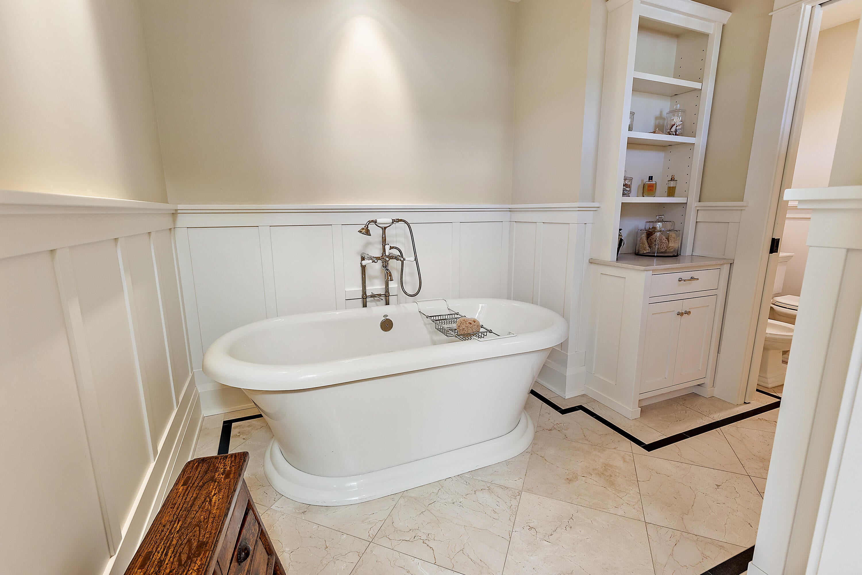 4167 Independence School Road Medford, OR 97501 - Photo 31 of 95 Main floor primary bedroom ensuite bathroom view 2