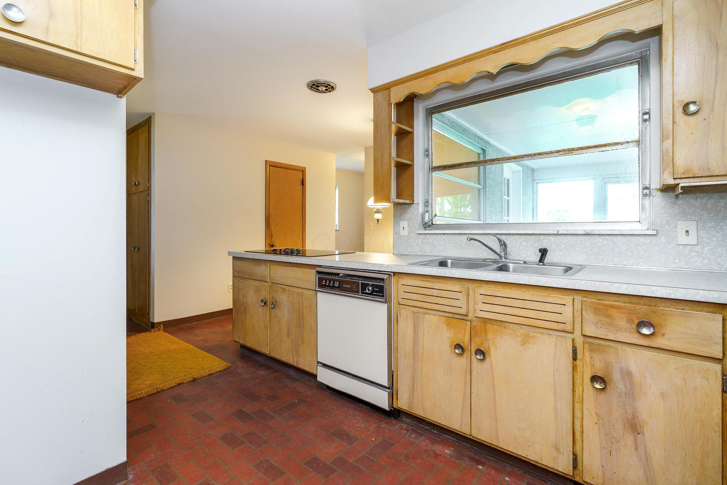 2940 Belmar Road Columbus, OH 43209 - Photo 11 of 32 Kitchen