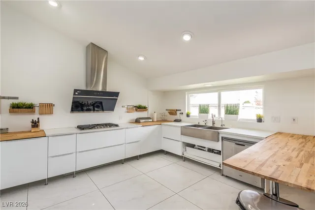 $3,195 | 3954 Keystone Court, Las Vegas, NV 89103