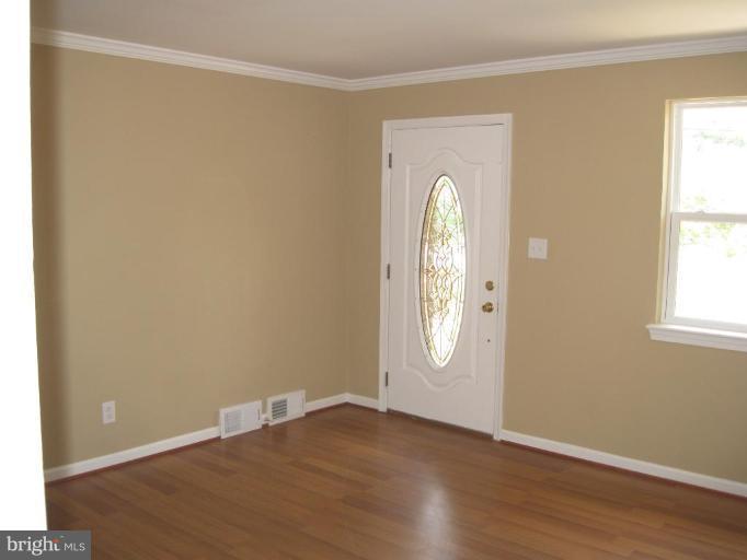 5918 Hanover Avenue Springfield, VA 22150 - Photo 2 of 30 Entrance / Foyer