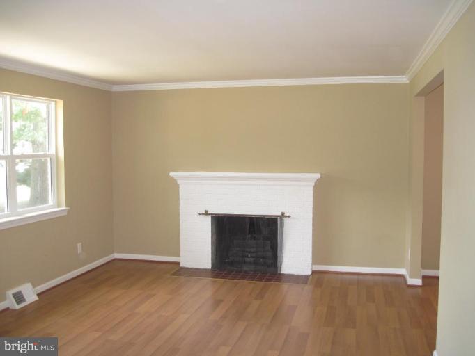 5918 Hanover Avenue Springfield, VA 22150 - Photo 3 of 30 Living Room