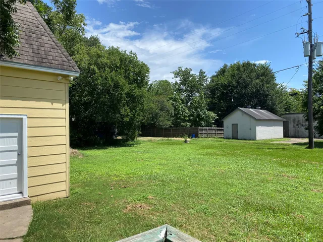 a view of a house with a backyard