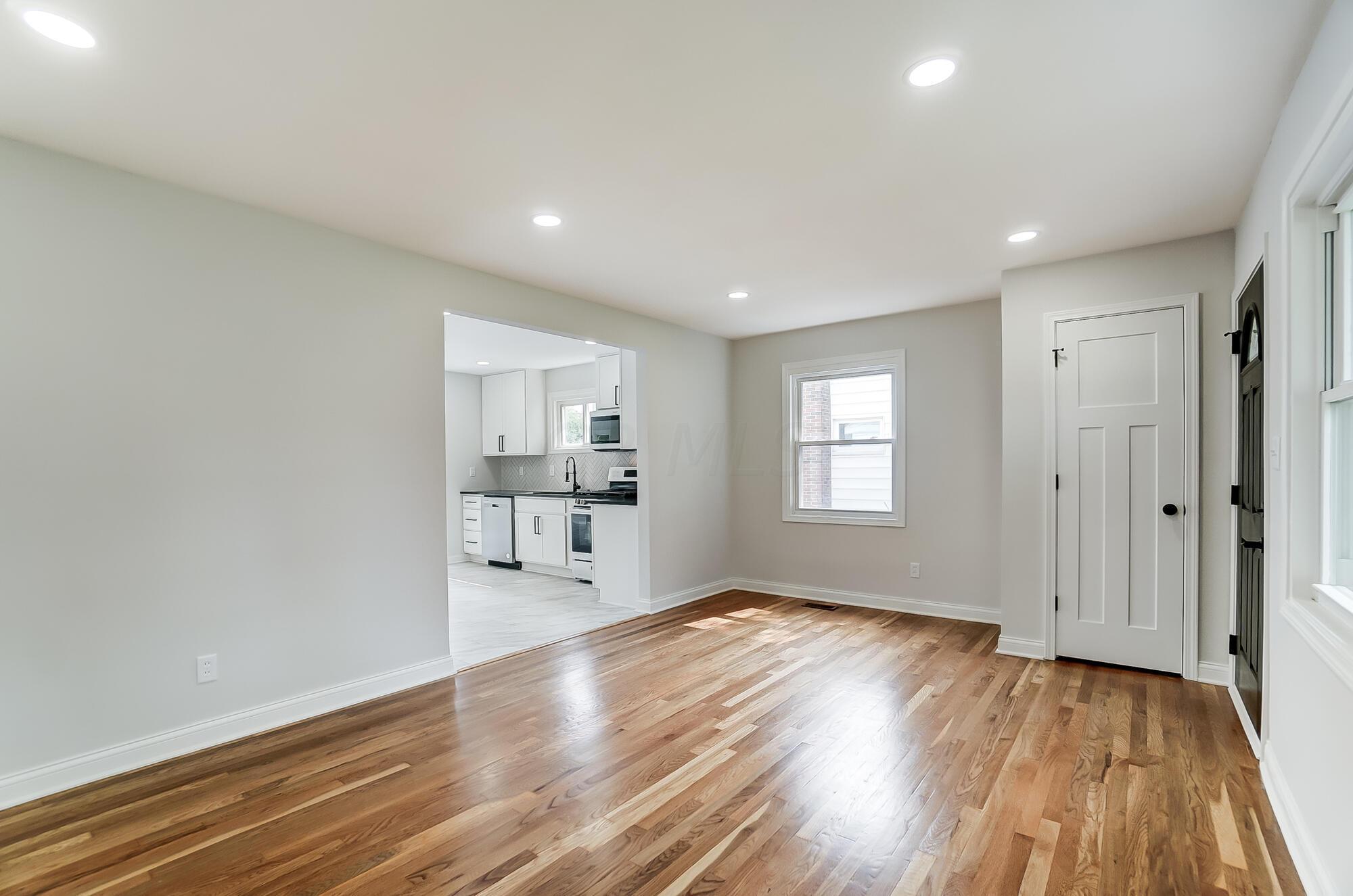2166 Edgevale Road Columbus, OH 43221 - Photo 4 of 34 005