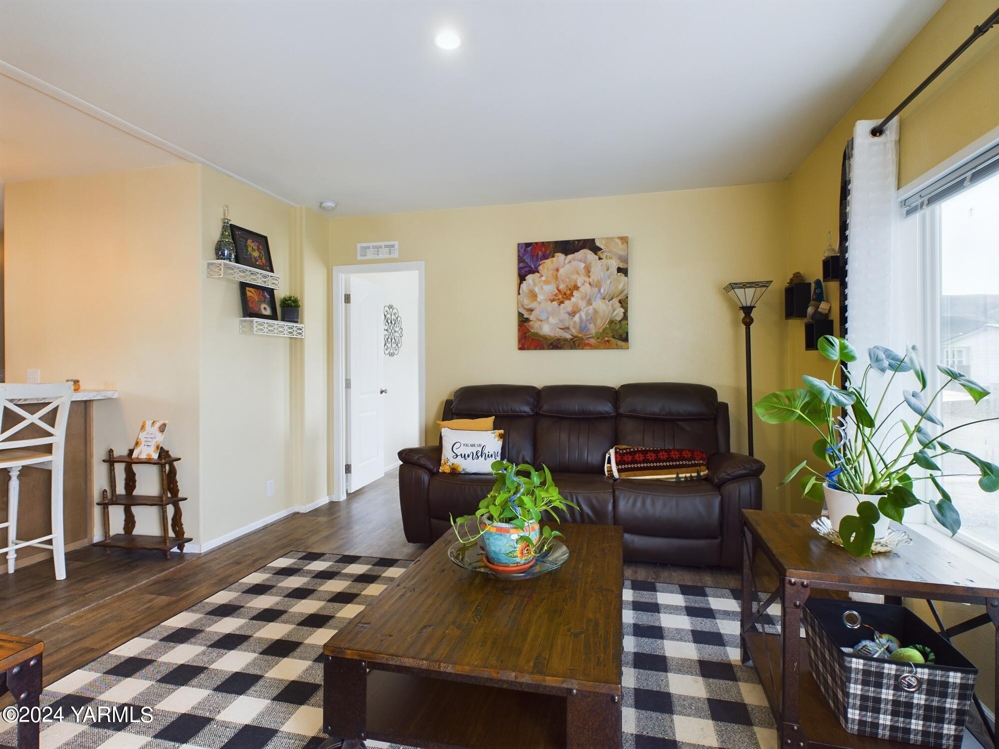 2802 South 5th Avenue, Unit 30 Union Gap, WA 98903 - Photo 13 of 27 a living room with furniture and a potted plant