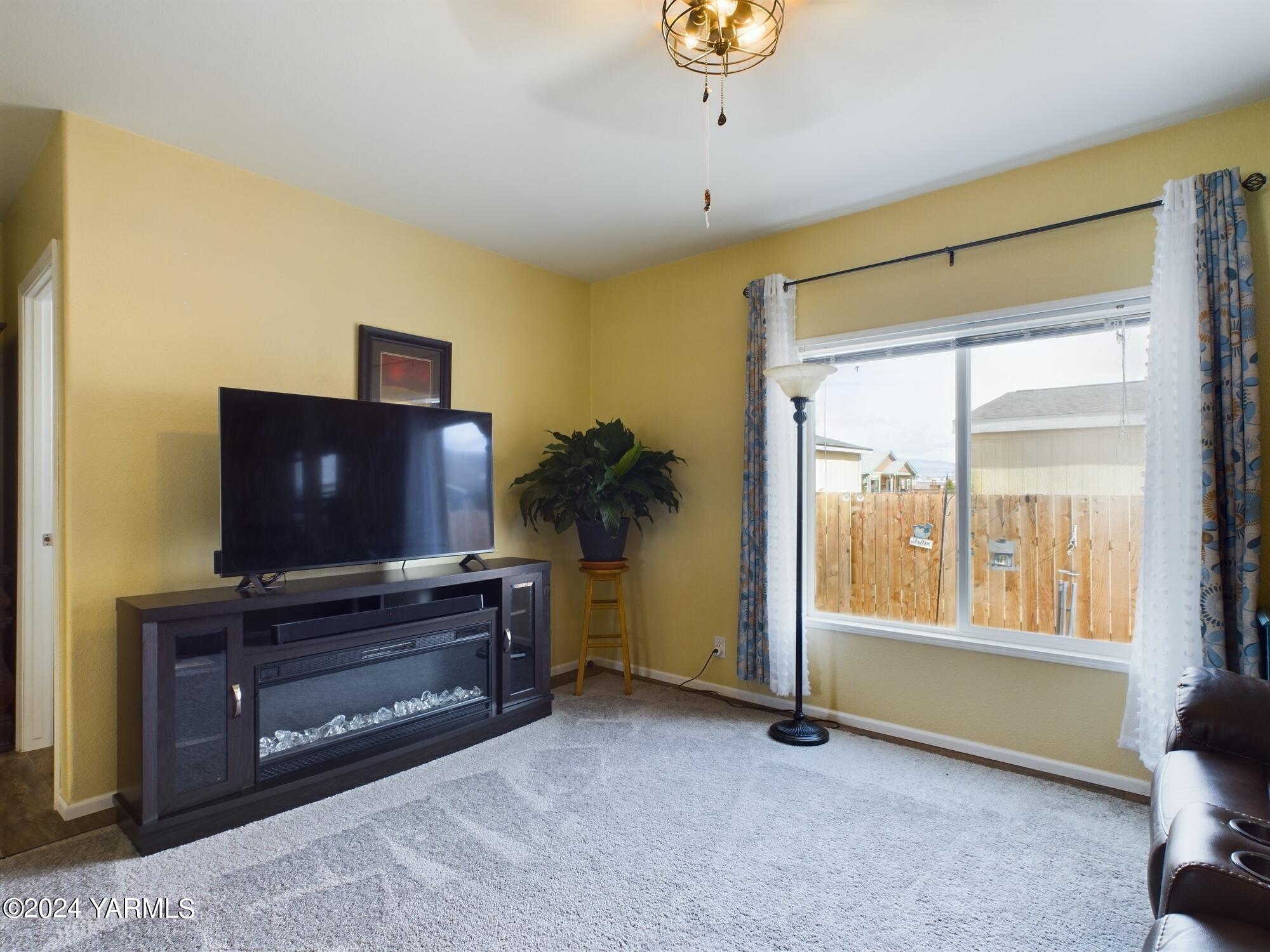 2802 South 5th Avenue, Unit 30 Union Gap, WA 98903 - Photo 20 of 27 a living room with furniture and a flat screen tv