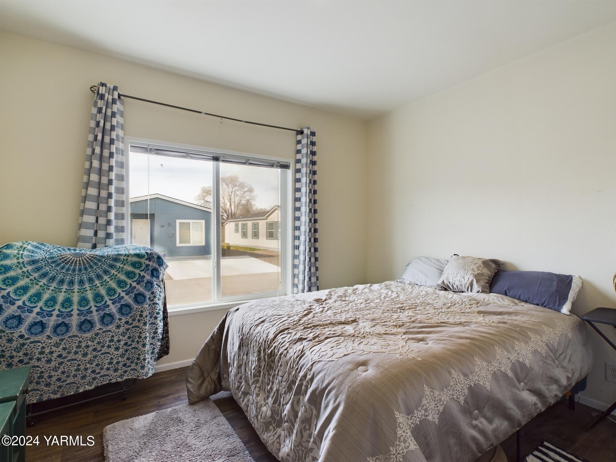 2802 South 5th Avenue, Unit 30 Union Gap, WA 98903 - Photo 22 of 27 a bedroom with a bed and a window
