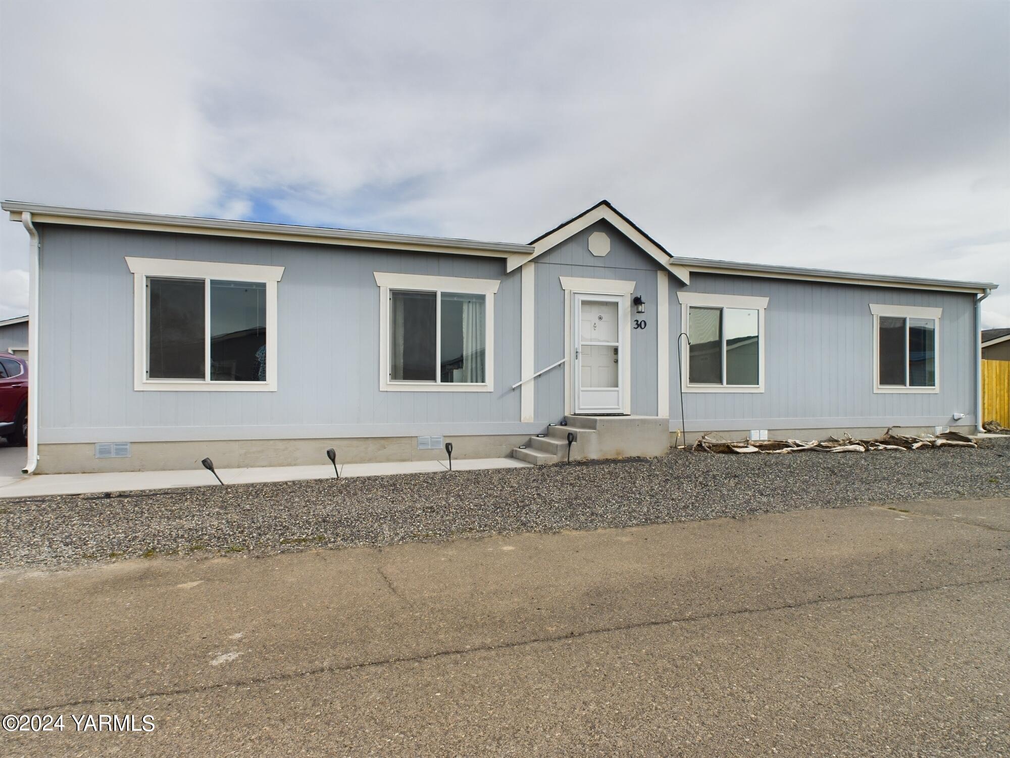 2802 South 5th Avenue, Unit 30 Union Gap, WA 98903 - Photo 26 of 27 a house with a outdoor space