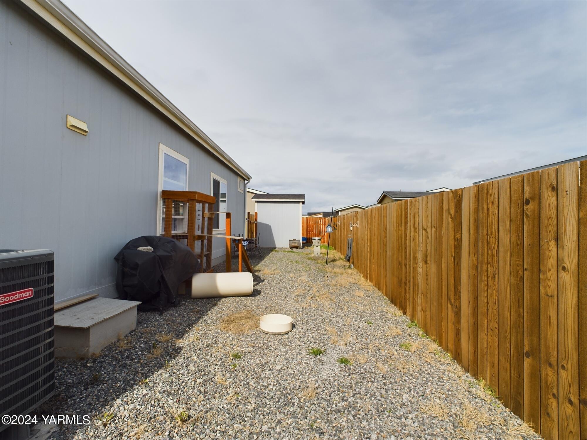 2802 South 5th Avenue, Unit 30 Union Gap, WA 98903 - Photo 6 of 27 a living room with a rug and a couch