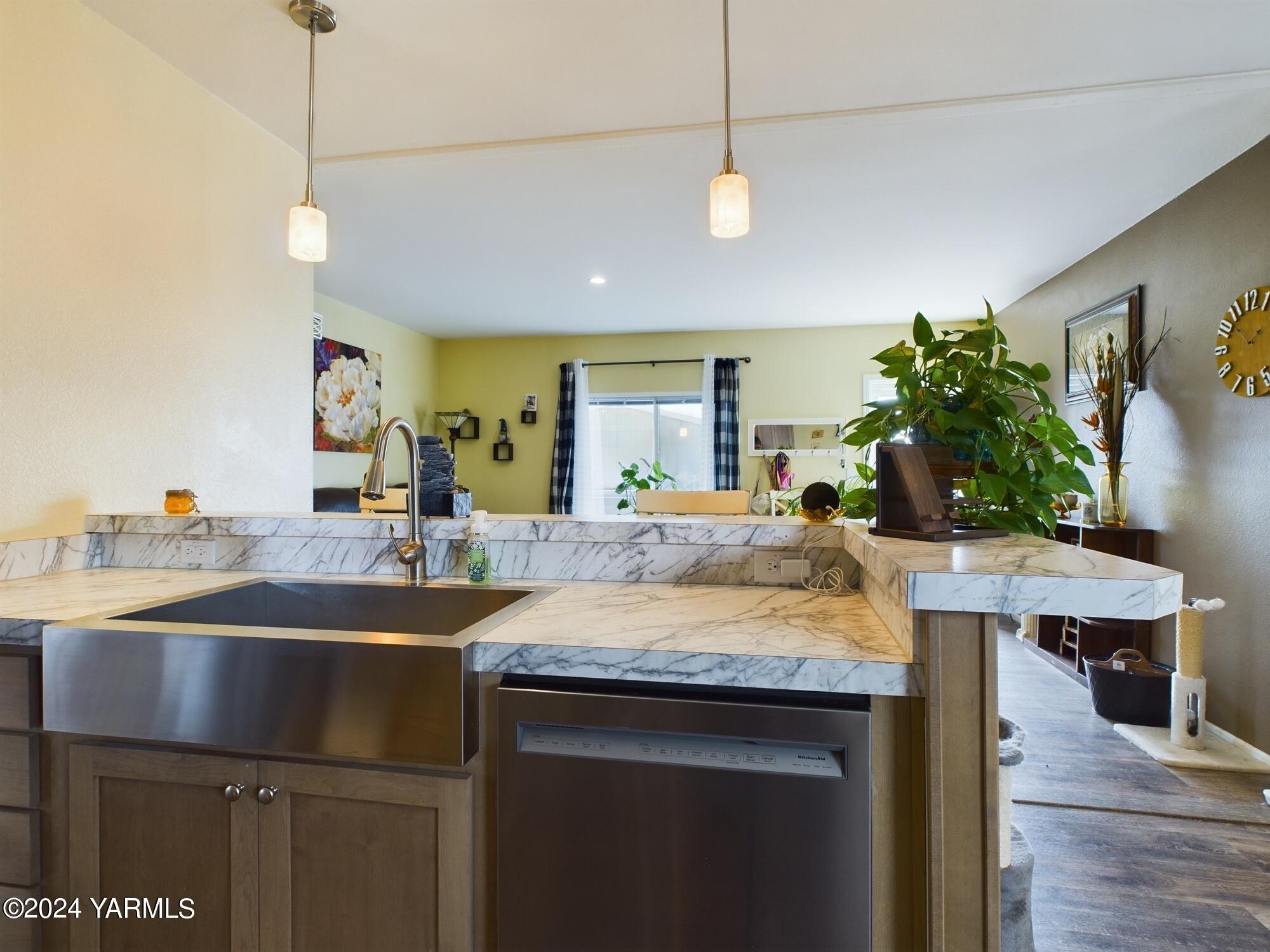 2802 South 5th Avenue, Unit 30 Union Gap, WA 98903 - Photo 9 of 27 a kitchen with kitchen island a sink counter top space and living room view