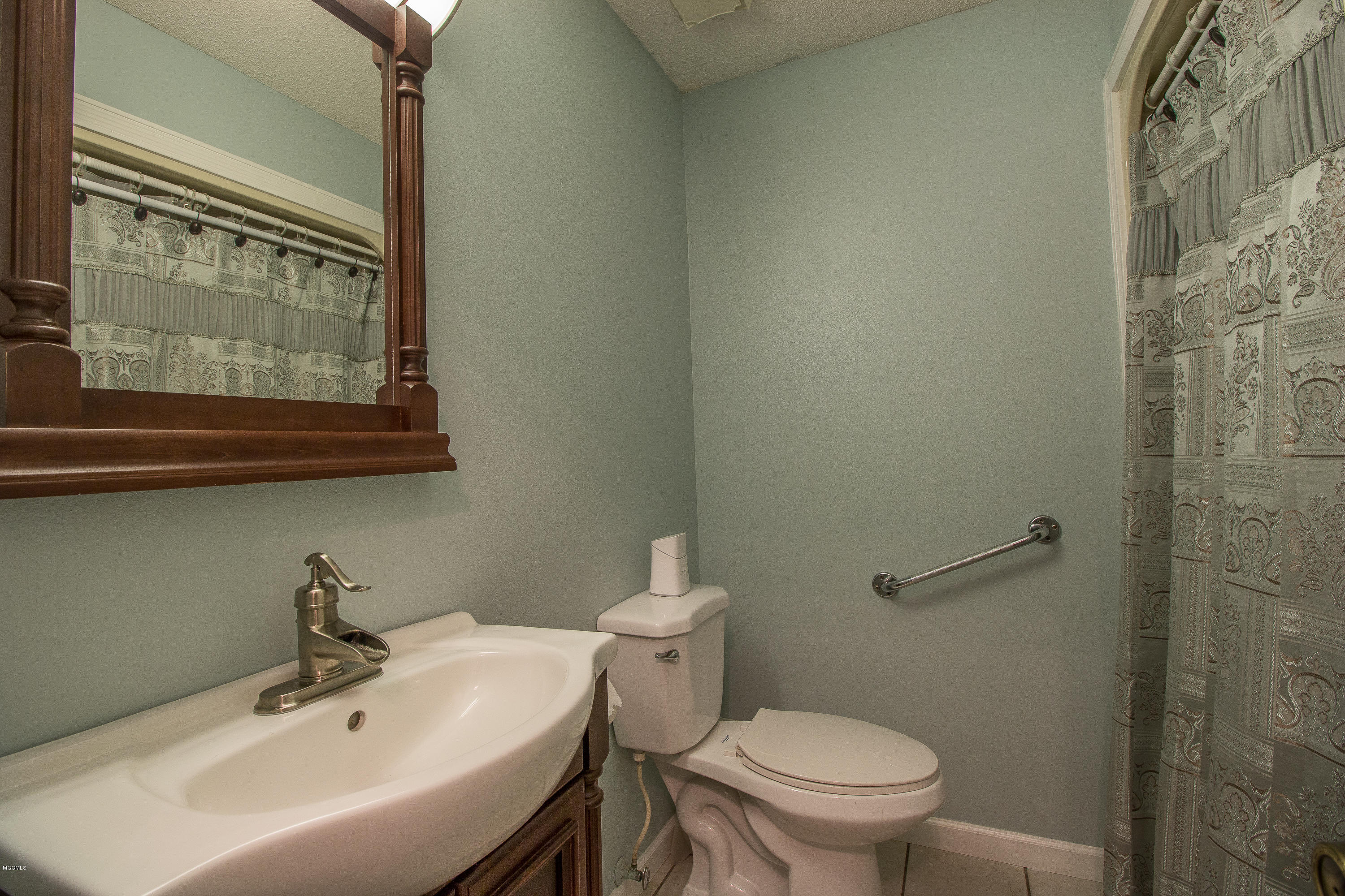 13821 Bunker Hill Road Moss Point, MS 39562 - Photo 16 of 23 Second Full Bathroom
