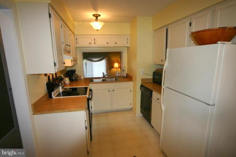 8231 Tory Road, Unit 155 Springfield, VA 22152 - Photo 3 of 22 Large Kitchen w/passthru to LR