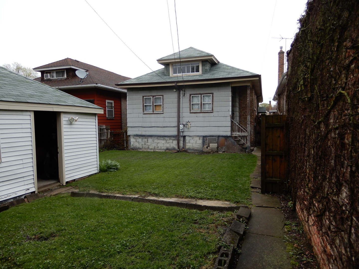 10416 South Sangamon Street Chicago, IL 60643 - Photo 82 of 95 a front view of a house with a garden