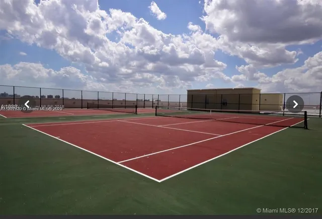a tennis court that has tennis net