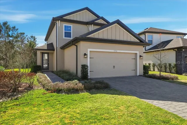 a view of a house with backyard